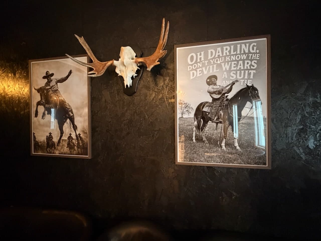 Pub-Saloon-veggen hos Joker'n med saloon-posters og gevir